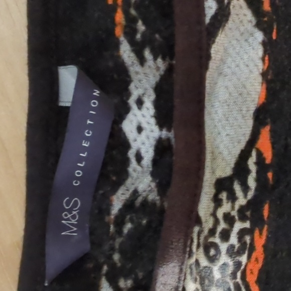 T-shirt in a stretchy material, snake-print black, off-white and orange - Picture 6 of 9